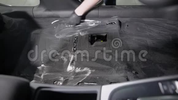 无脸员工清洗车内饰视频的预览图