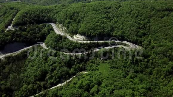 一条弯曲的蜿蜒的道路在山间蜿蜒曲折视频的预览图