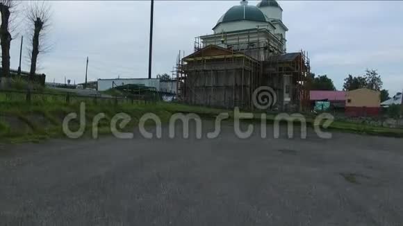 俄罗斯Staroutkinsk新木教堂的建造视频的预览图