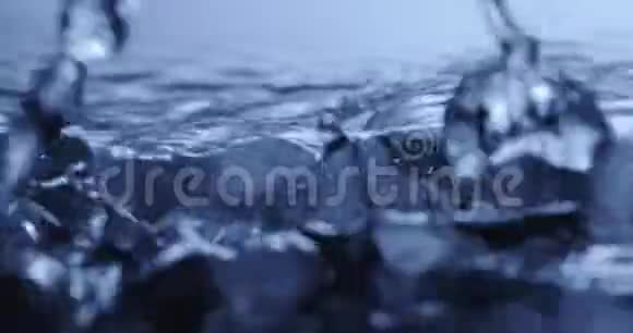 水溅出水面有气泡慢动作2k视频推240fps视频的预览图