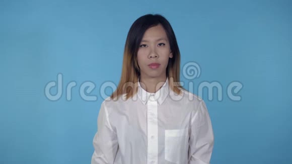 美丽的韩国女性展示标志噪音视频的预览图