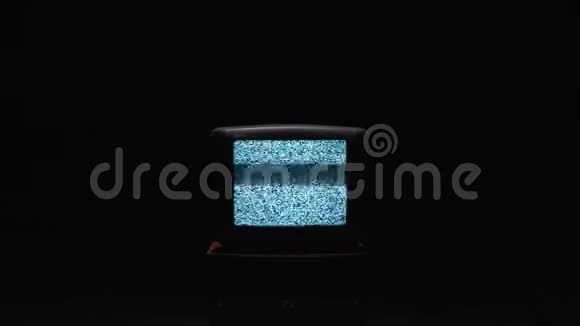 电视屏幕在夜间与白色噪音库存黑暗中旧电视屏幕上的静态噪音视频的预览图