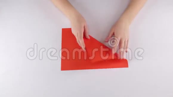 女孩在做折纸红包时间流逝视频的预览图