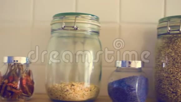 木箱上小玻璃瓶中的香料调味料视频的预览图
