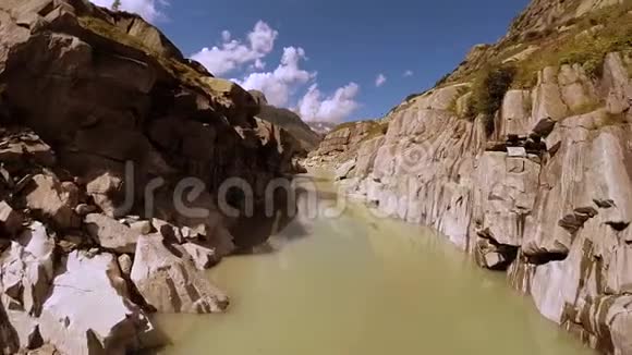 飞越史诗峡谷河流景观自然背景视频的预览图