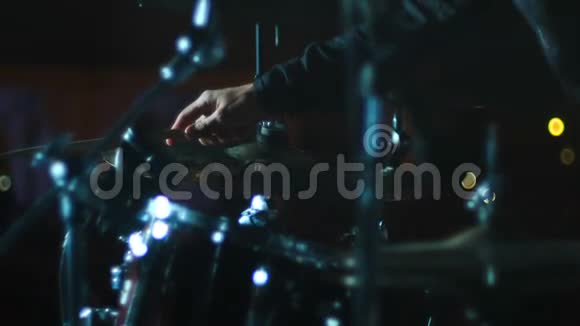鼓手打鼓晚上的音乐会视频的预览图