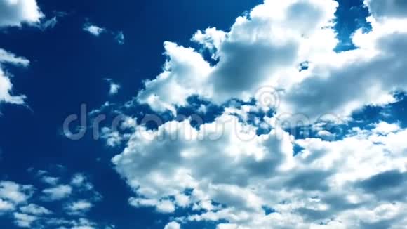 白云在蓝天上的烈日下消失了延时运动云蓝天背景蓝天云蓝天与w视频的预览图