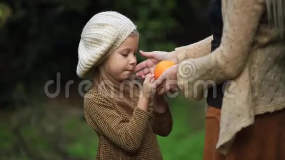 绿色花园里和妈妈在一起的快乐女孩全高清慢速运动视频的预览图