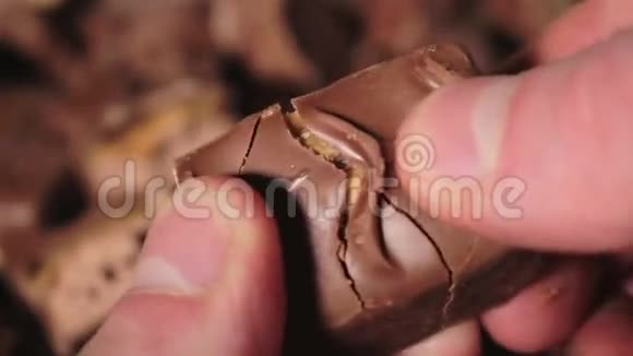男人打破巧克力酒吧视频的预览图