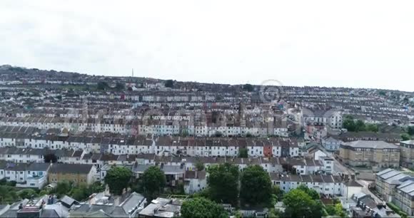 英国布莱顿镇色彩缤纷的维多利亚式住宅的空中降景视频的预览图