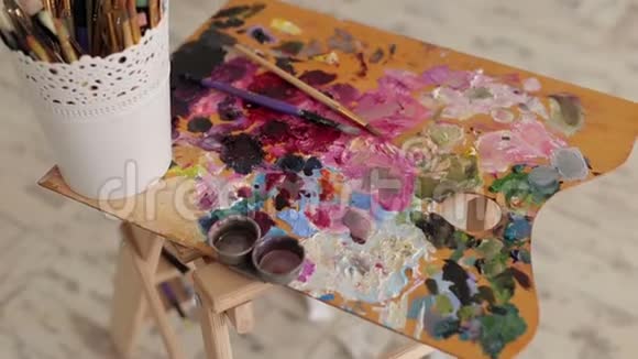 用油漆和画笔绘制的调色板视频的预览图