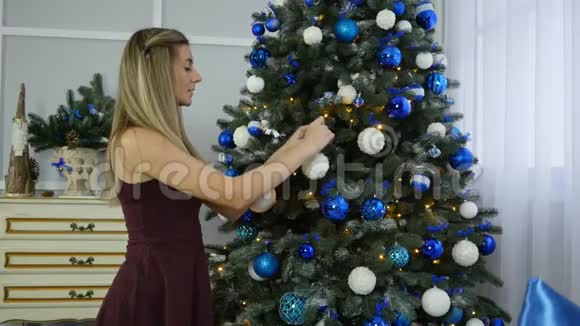 小女孩装饰圣诞树视频的预览图