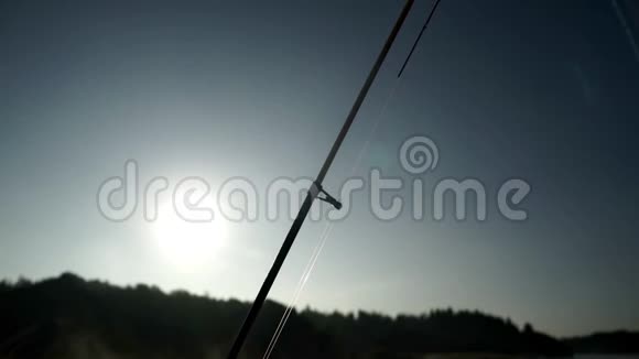 河上的钓鱼竿背景夜空中的钓鱼竿视频的预览图