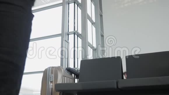 英俊的年轻人拿着平板电脑在机场工作技术旅行理念视频的预览图