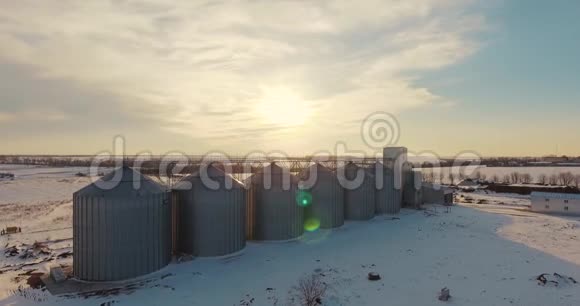 冬日阳光明媚的农业工业制造厂视频的预览图