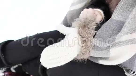 带上冬装手套的女孩视频的预览图