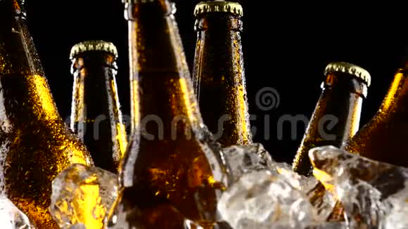 有节奏饮料的瓶子它们是为啤酒节准备的黑色背景关门视频的预览图