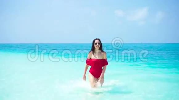 年轻漂亮的女人在热带海滨玩得很开心快乐的女孩享受热带度假的异国风情岛视频的预览图