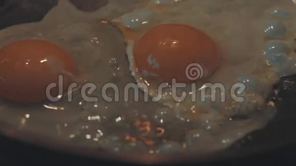 鸡蛋在平底锅里煎视频的预览图