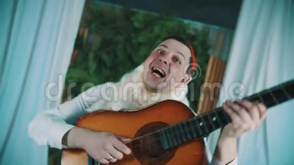 穿着长胡子的矮子手里拿着吉他跳舞的快乐男人视频的预览图