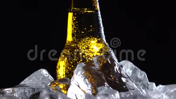 凝结水从啤酒中流出棕色的瓶子黑色背景关门视频的预览图