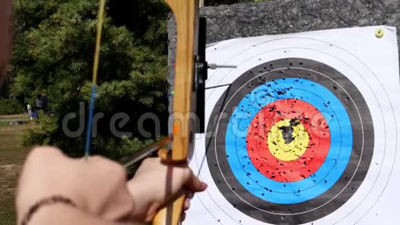 在公园里用弓箭射击的户外目标夏天用箭射箭射箭目标视频的预览图