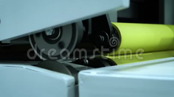 一台数控机床切割和评分瓦楞纸箱纸板厂视频的预览图