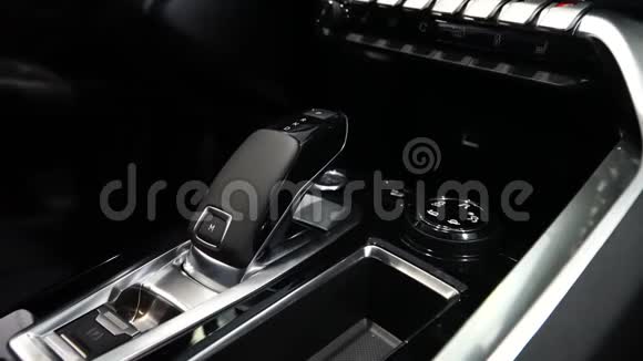 现代豪车黑色内舱沙龙汽车内部细节特写视频的预览图