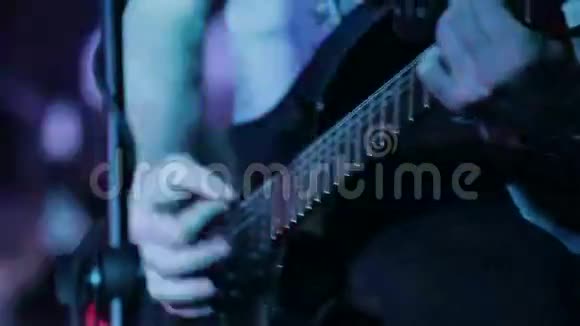 夜总会的吉他手视频的预览图
