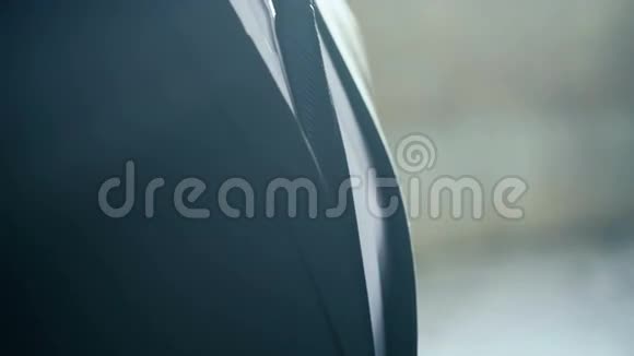 一个自信的商人的特写调整他的领带和夹克4k视频的预览图