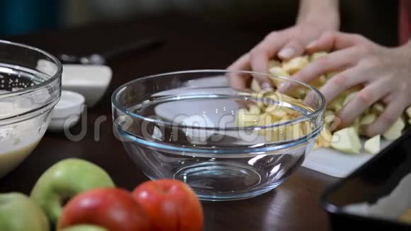 把一些苹果放进玻璃碗里视频的预览图