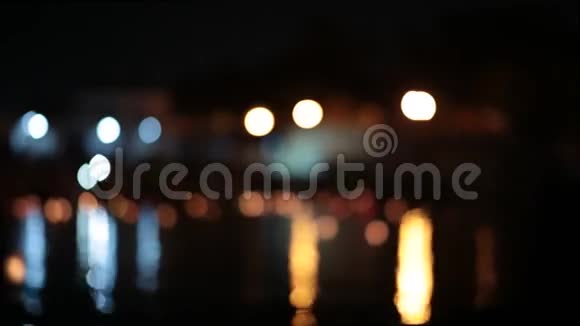 夜晚从灯光和水反射全景视频的预览图