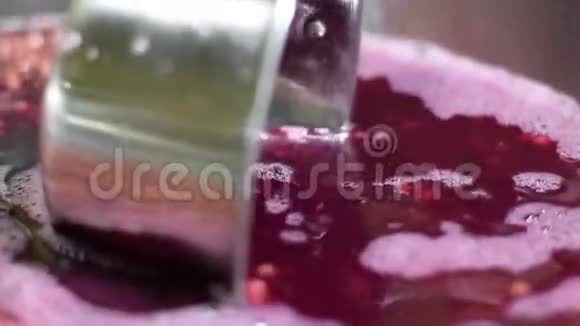 Bignay家居酒加工果汁用不锈钢舀入检查稠度视频的预览图