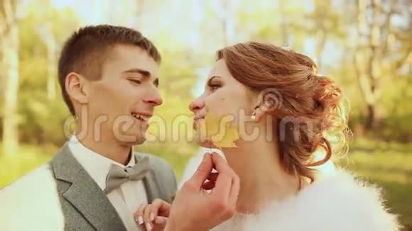 快乐的新娘和新郎在秋天视频的预览图