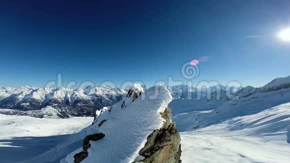 飞越白雪覆盖的群山空中俯瞰冬季景观视频的预览图