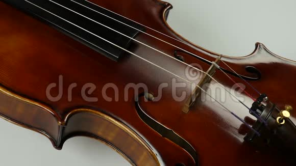 把小提琴和弓的音板合上弓沿小提琴弦移动视频的预览图