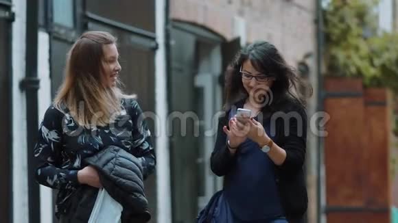 在伦敦自娱自乐两个女孩在城市观光视频的预览图