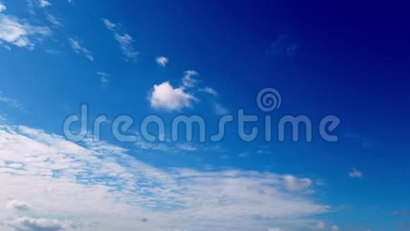 时光流逝白色的美丽的云彩正在蓝天上奔跑视频的预览图