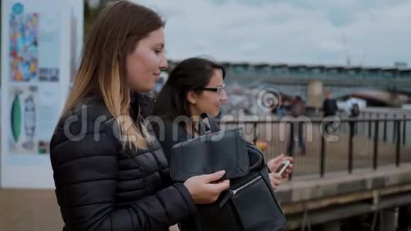 探索伦敦城市两个女孩观光旅游视频的预览图