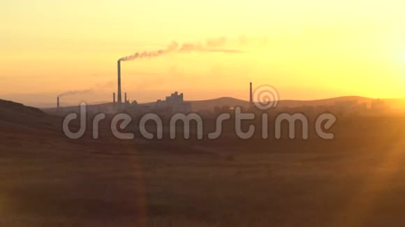 橘色日出清晨工业厂房背景太阳下的工业植物观视频的预览图