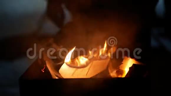 冬季晚上烧烤炉用火视频的预览图