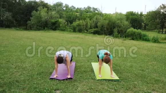 两个女孩练习瑜伽练习视频的预览图