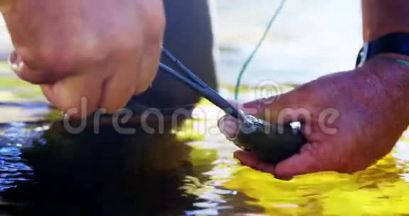 渔夫从鳟鱼上摘钩视频的预览图