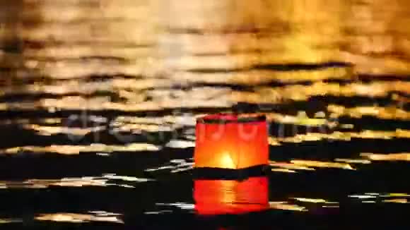 夜晚河上的广场浮灯浪漫的节日视频的预览图
