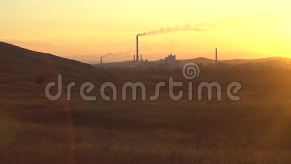 橘色日出清晨工业厂房背景太阳下的工业植物观视频的预览图