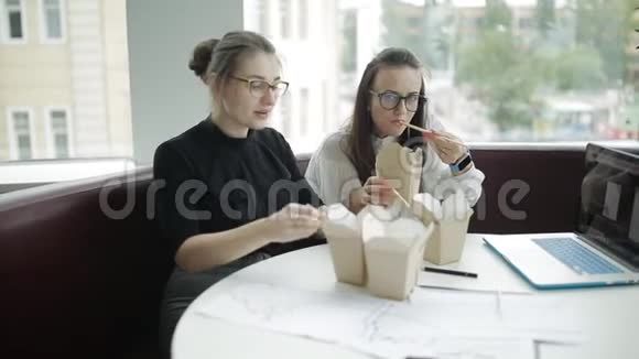 两个饥饿的女商人决定吃不起他的工作在办公室工作时的商务午餐视频的预览图