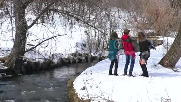 一群朋友在冬天在河边玩耍和自拍视频的预览图