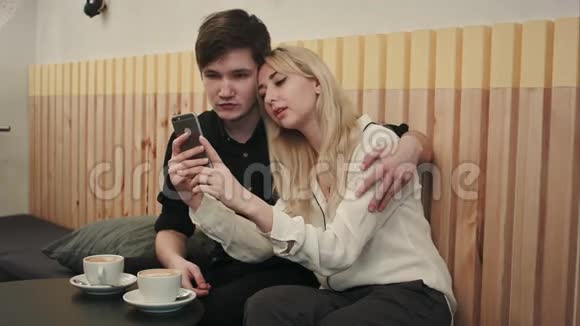 在咖啡屋吃早餐和使用手机的幸福夫妻视频的预览图