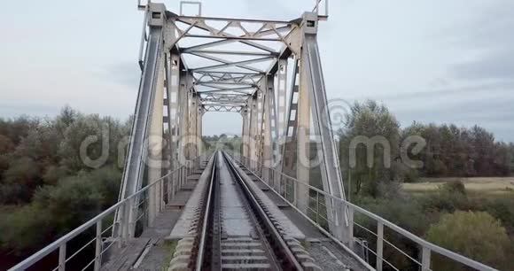 河上铁路桥鸟瞰图铁路重工业工业概念场景金属结构视频的预览图