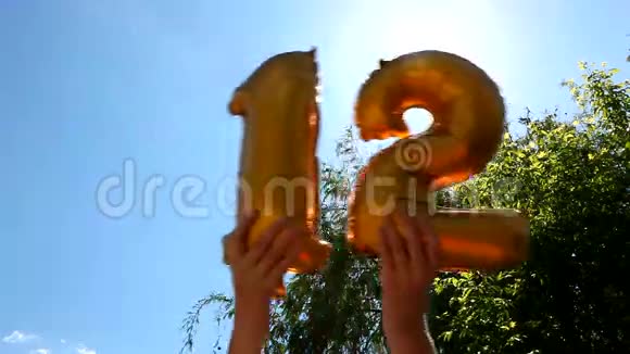 12岁生日快乐背景是气球和阳光视频的预览图